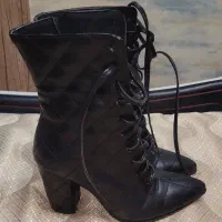 یک جفت پوتین کاملا نو و سه جفت کفش مجلسی