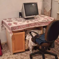 کامپیوتر و میز و صندلی