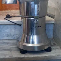 یک دستگاه آب هویچ گیری