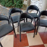 شش عدد صندلی فلزی و چرم به همراه چهار صندلی رایگان