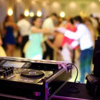 دیجی و اجرای زنده و خواننده