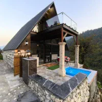 اجاره روزانه کلبه سویسی جنگلی استخر جکوزی روباز