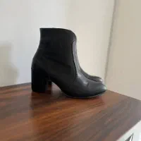 بوت|کیف، کفش، کمربند|سیاهکل, |دیوار