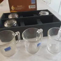 تعدادی استکان و لیوان