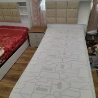 یک جفت تخت یک نفره به همراه یک دشک