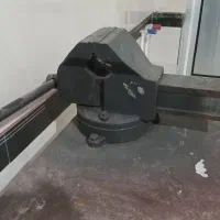 گیره صنعتی با میز