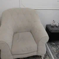 فروش یک دست مبل راحتی و میز ناهاری خوری