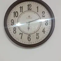 ساعت دیواری دور چوب