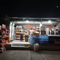 فروشنده در سوپرمارکت