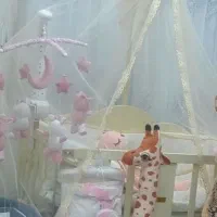 تخت کنار مادر