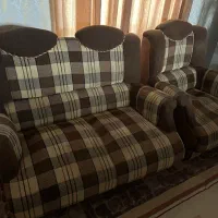 یک دست مبل راحتی با میز