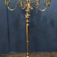 شمعدان کنار سالنی بزرگ خارجی