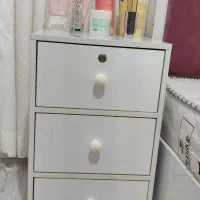 پاتختی کنار تخت