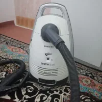 یک عدد جاروبرقی با یک عدد جارو شارژی
