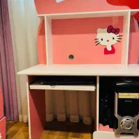 میز تحریر و کامپیوتر نوجوان