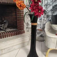 گلدان سفالی با گل مصنوعی