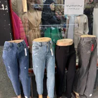 تعداد زیادی مانکن پا و مانتو به علت جمع کردن|لباس|شوشتر, |دیوار