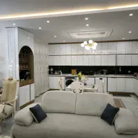 تک واحدی سند دار بدون پرتی غرق در نور