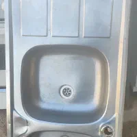 یک عدد کابینت آب چکان و سینک همراه سیفون