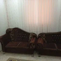 یک دست مبل هفت نفر و درب ورودی منزل