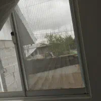 پنجره آلمینیوم در حد نو با توری