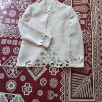 تعدادی لباس زنانه و چادر مشکی و لباس مجلسی