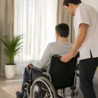 مراقب برای آقای دارای معلولیت حرکتی صبح