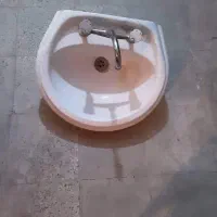 آینه.میز ناهارخوری. خوشخواب. روشویی.تخت