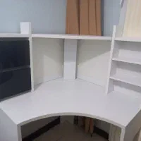 میز تحریر و کامپیوتر