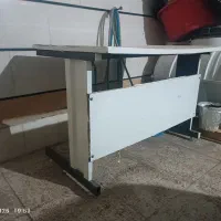 میز تحریر و کامپیوتر