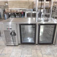 به تعدادی کارگر زن شیرینی پز و کیک