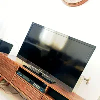 تلویزیون ۴۰ اینچ سونی  با میز تلویزیون