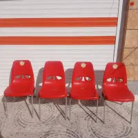 8 صندلی انتظار مشکی و قرمز و یک عدد گل میز بزرگ