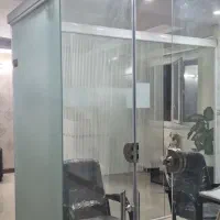 پارتیشن شیشه‌ای سکوریت اداری درب و یراق کامل
