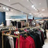 فروشنده خانم بوتیک زنانه