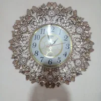 یک عدد ساعت دیواری