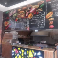 کارگر خانم برای فست فود