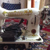 تعدادی چرخ خیاطی دستی و دینام با قاب