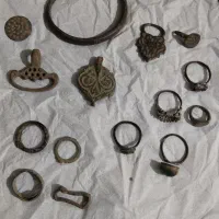 تعدادی انگشتر و پلاک زیر خاکی