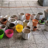 گلدان سفالی و پلاستیک با زیر گلدانی