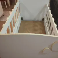 تخت کنار مادر