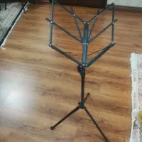 تعدادی لوازم و آلات موسیقی