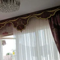 کنار پرده و کتیبه