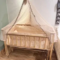 گهواره و تخت کودک کنار مادر