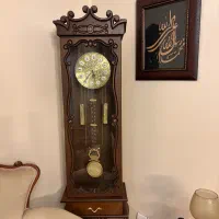 ساعت دیواری کنار سالنی