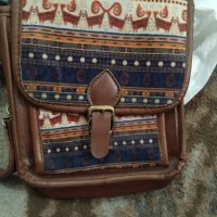 کیف چرمی روی مخمل سالم