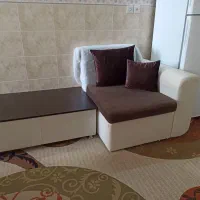 مبل تک نفره و دو کوسن، به همراه گل میز بزرگ