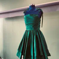 به یک خیاط ماهر جهت دوخت کت و لباس شب نیازمندیم