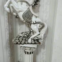 مجسمه به همرا پایه