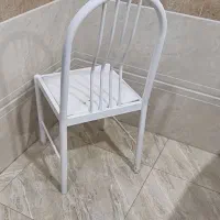 یک صندلی فلزی